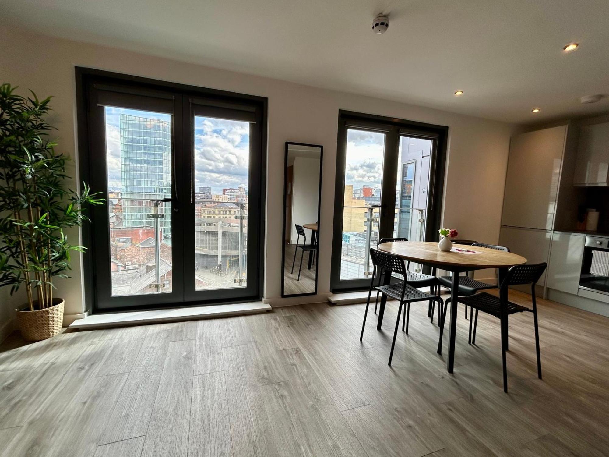 City Centre, Top Floor Apartment, Two Balconies — Photos 3