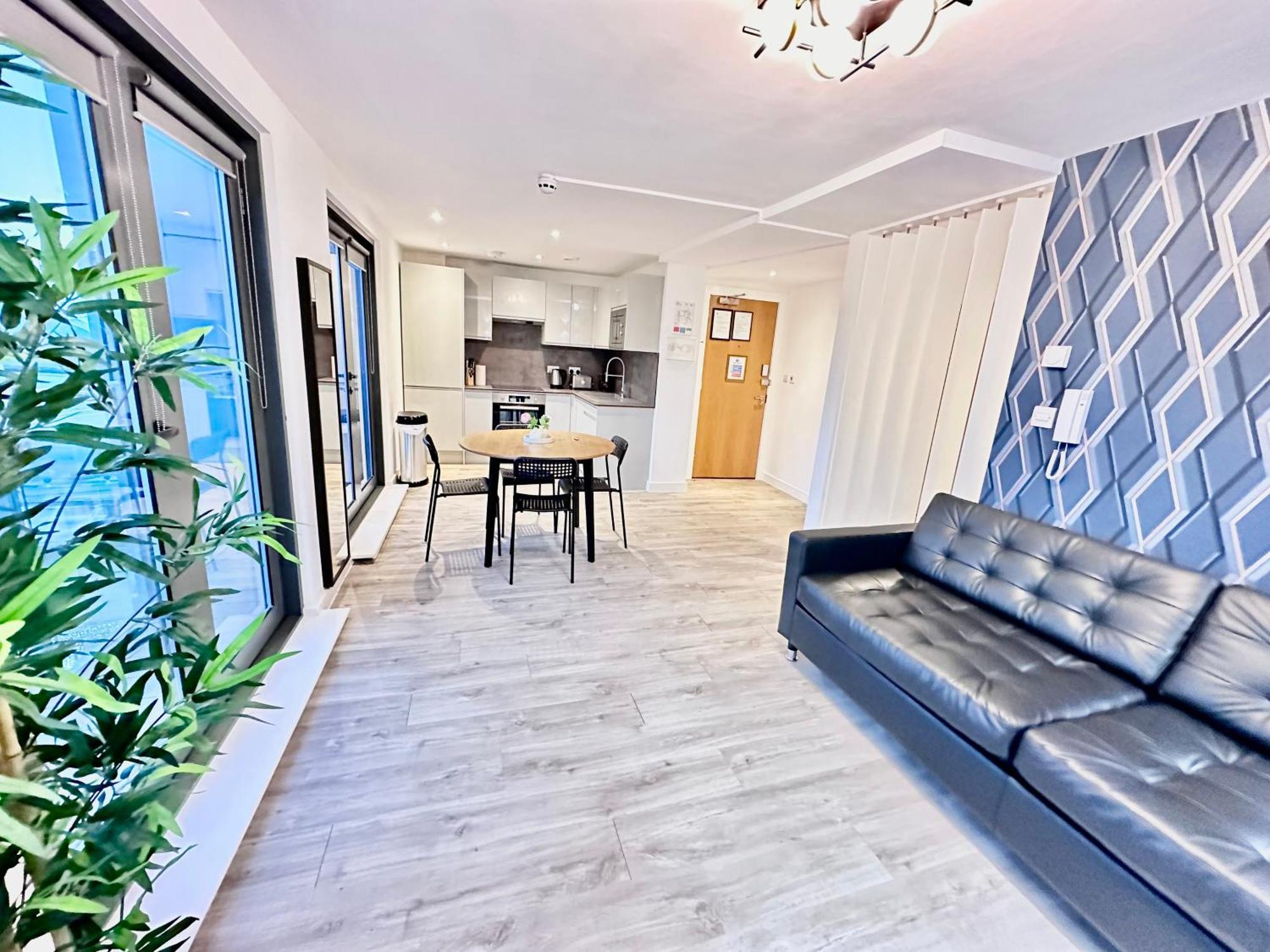 City Centre, Top Floor Apartment, Two Balconies — Photos 1